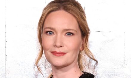 À l&rsquo;intérieur du succès insensé de l&rsquo;auteure Sarah J. Maas : ventes de livres génératrices de fortune et vie de famille solidaire avec son mari et ses enfants