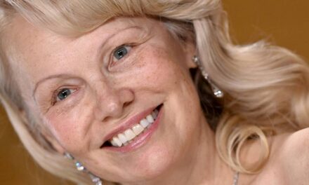 Pamela Anderson n&rsquo;est peut-être pas maquillée, mais ses cheveux sont plus gros que jamais