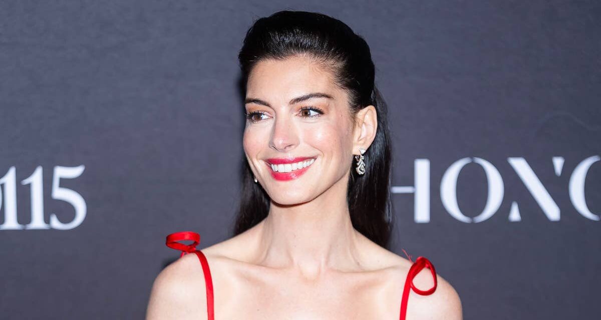 Anne Hathaway parle de surmonter ses insécurités corporelles