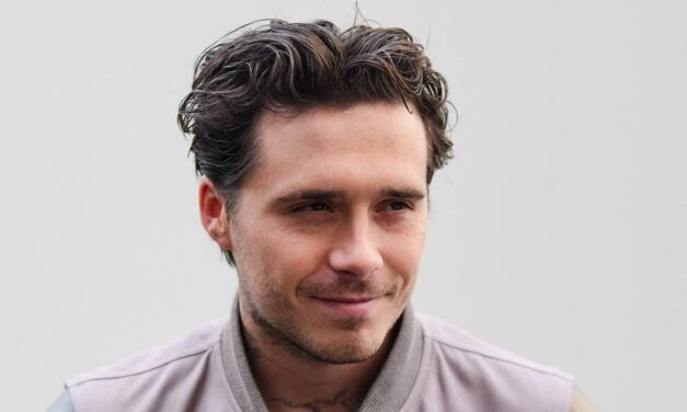 Brooklyn Beckham fait l&rsquo;éloge de la « meilleure » belle-mère alors que sa famille célèbre la fête des mères au Royaume-Uni