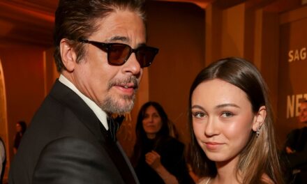 Delilah, 14 ans, la fille rarement vue de Benicio del Toro, rejoint son père pour ses débuts sur le tapis rouge