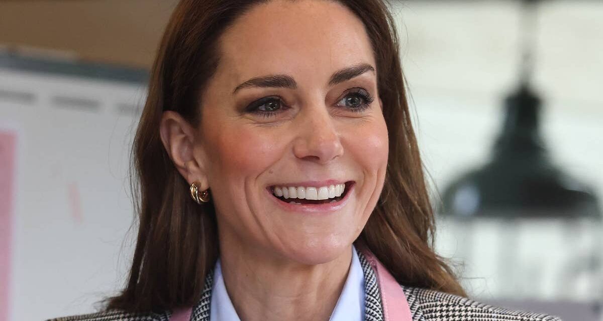 Kate Middleton se transforme en barista alors qu&rsquo;elle prépare un café à partir de zéro – regardez