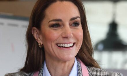 Kate Middleton se transforme en barista alors qu&rsquo;elle prépare un café à partir de zéro – regardez