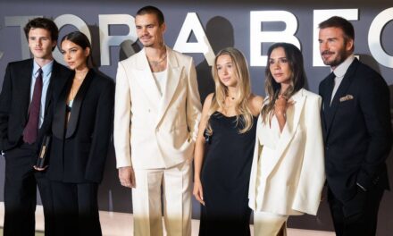 Victoria et Harper Beckham dirigent leur famille alors qu&rsquo;ils se rassemblent pour le concert de Cruz Beckham à Londres