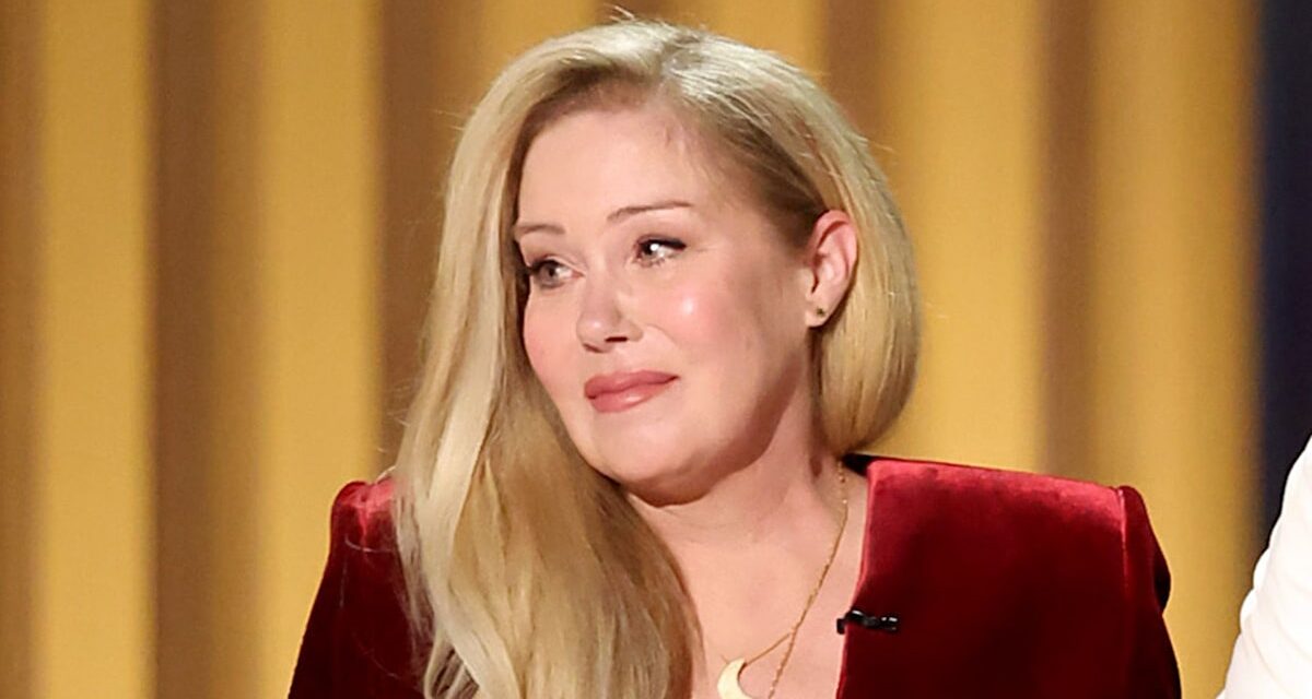 Christina Applegate fond en larmes alors qu&rsquo;elle détaille ses luttes intenses : « J&rsquo;aimerais me sentir moins seule »