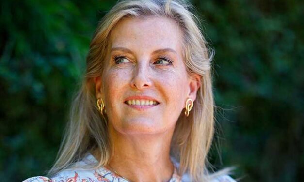 Le moment d&rsquo;icône de mode de la duchesse Sophie dans une robe « vengeance » codée par la princesse Diana