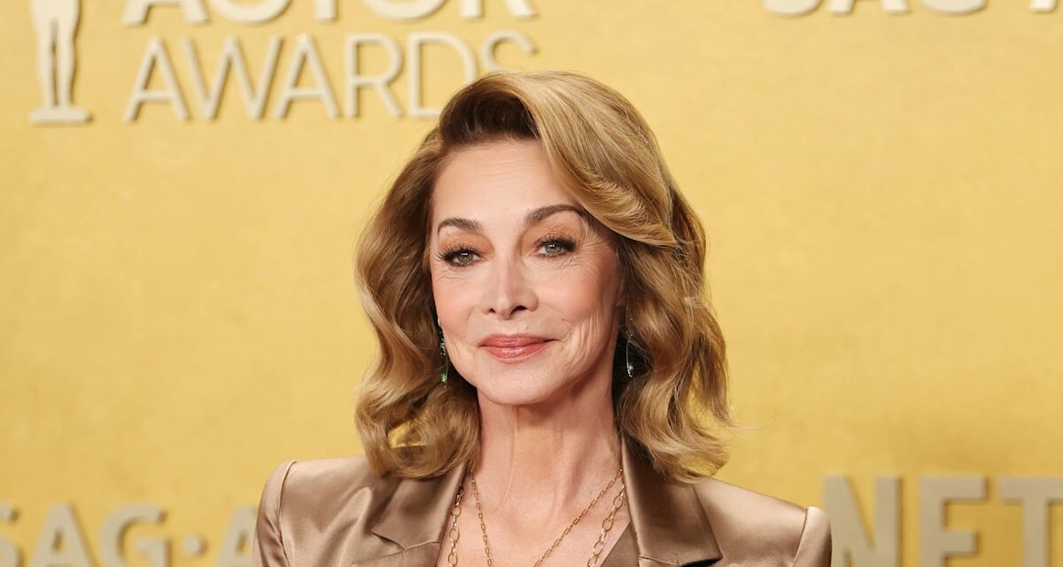 La star de NYPD Blue, Sharon Lawrence, 64 ans, fait une apparition intemporelle aux SAG Awards