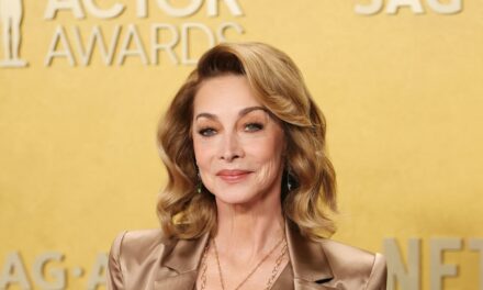La star de NYPD Blue, Sharon Lawrence, 64 ans, fait une apparition intemporelle aux SAG Awards