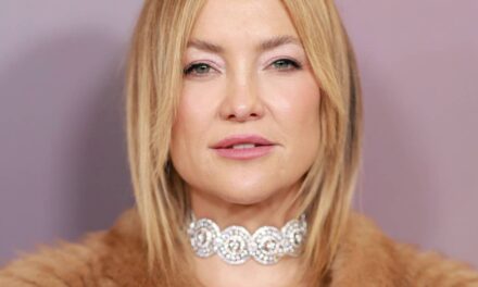 La salle de bain de Kate Hudson dans une maison de 6 millions de dollars à Los Angeles semble tout droit sortie de Bridgerton