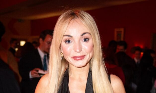 Helen George de Call The Midwife arbore un look en cuir sensuel pour une soirée adorée avec son beau Dan Innes