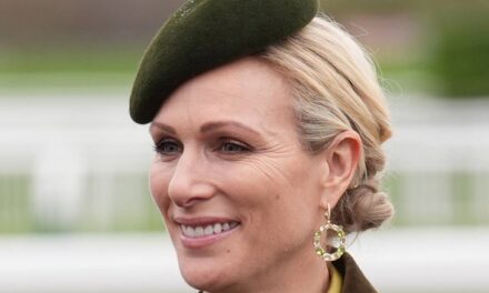 Zara Tindall recycle secrètement un costume de Noël en velours au festival de Cheltenham