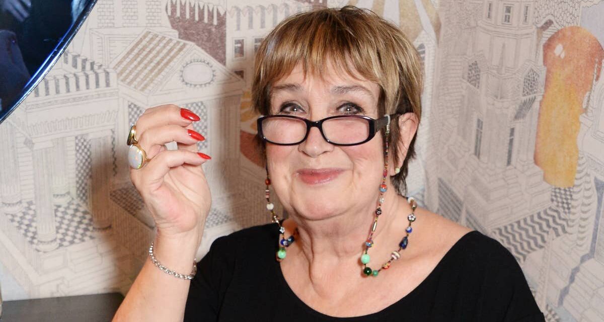 La présentatrice « emblématique » de la BBC qui a dirigé Woman&rsquo;s Hour pendant 3 décennies est décédée à l&rsquo;âge de 75 ans