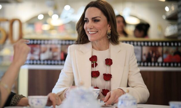 Kate Middleton révèle une préférence inattendue pour le thé alors qu&rsquo;elle se penche sur le débat britannique controversé