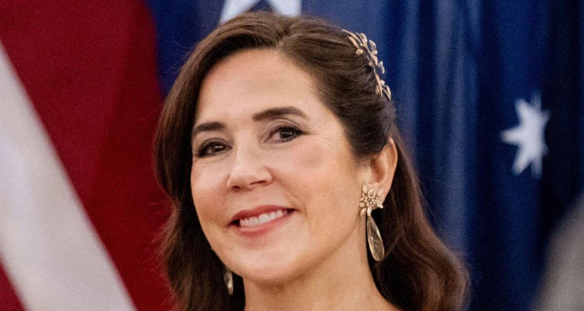 La reine Mary enfreint la règle d&rsquo;or avec un accessoire de 10,7 000 £ au milieu de la transformation des cheveux courts