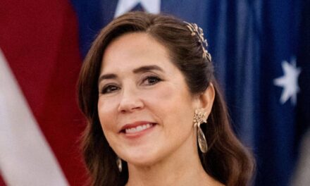 La reine Mary enfreint la règle d&rsquo;or avec un accessoire de 10,7 000 £ au milieu de la transformation des cheveux courts