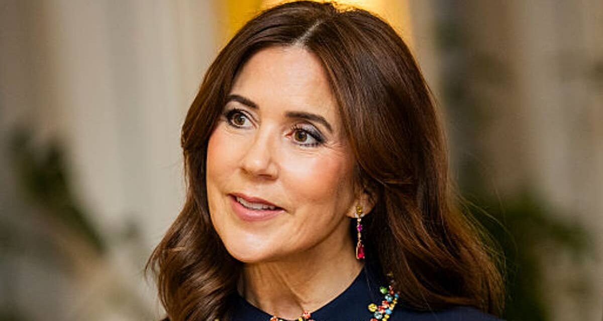 La reine Mary surprend avec un casque extravagant lors de son voyage en Australie