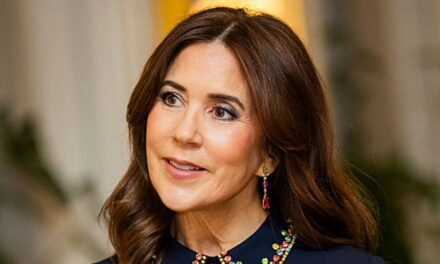 La reine Mary surprend avec un casque extravagant lors de son voyage en Australie