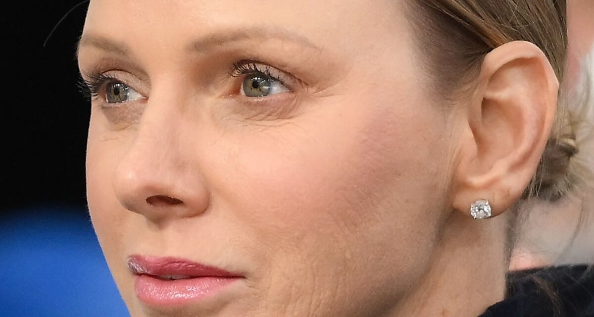 Le look « minimal » oublié de la princesse Charlene avec une robe Valentino aux épaules dénudées et les cheveux les plus courts