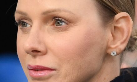 Le look « minimal » oublié de la princesse Charlene avec une robe Valentino aux épaules dénudées et les cheveux les plus courts