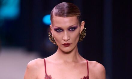 Bella Hadid fait une apparition remarquée dans une robe transparente sur le podium