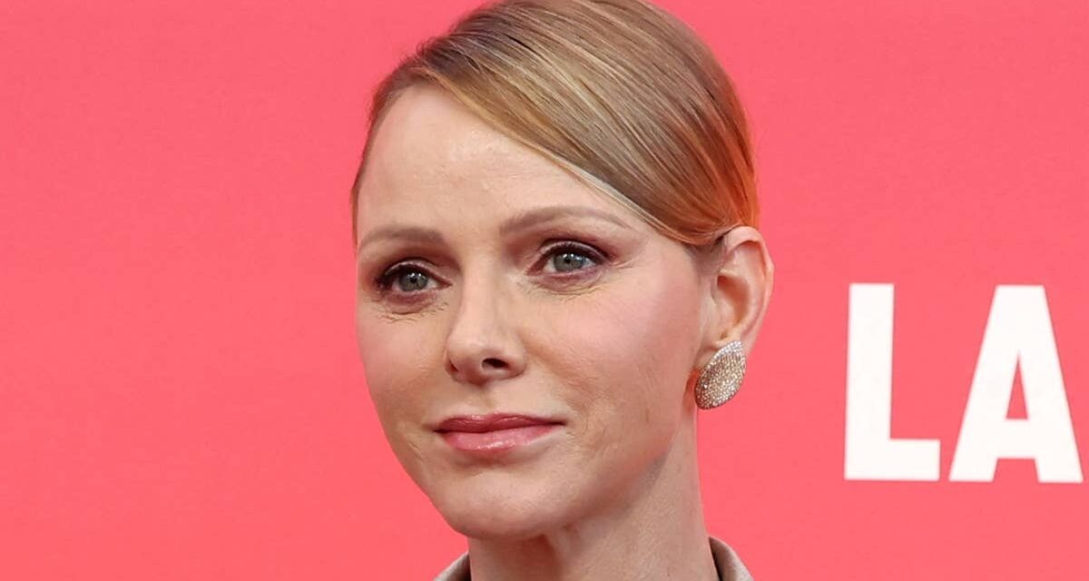 La princesse Charlène est une déesse dorée dans un nouveau look soyeux avec une partie latérale dramatique