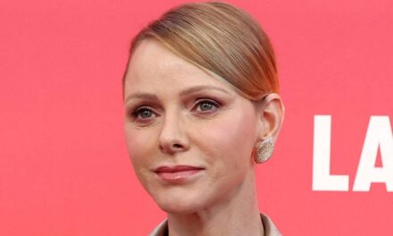 La princesse Charlène est une déesse dorée dans un nouveau look soyeux avec une partie latérale dramatique