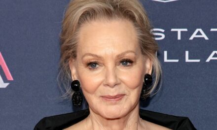 La star de Hacks, Jean Smart, 74 ans, présente son nouveau petit ami en apparence jeune