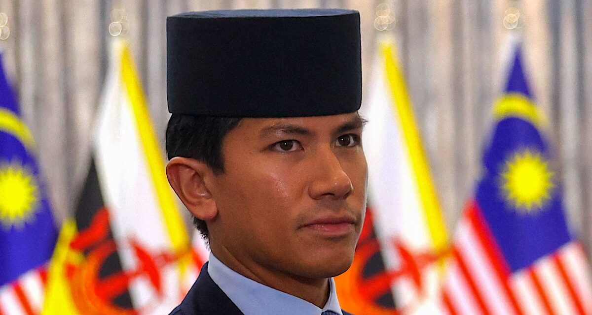Le prince Mateen de Brunei adore la petite princesse Zahra sur une photo de sa maison privée – et il est toujours en uniforme