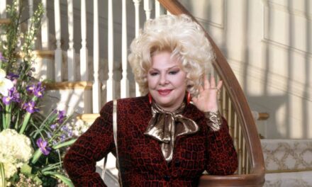 La mère de Fran Drescher à l&rsquo;écran dans The Nanny fête ses 93 ans – voyez-la hier et aujourd&rsquo;hui alors qu&rsquo;elle plaisante « les gens me confondent avec Shakira »