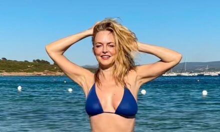 Heather Graham, 56 ans, éblouissante en bikini blanc avec son nouveau petit ami italien, 49 ans