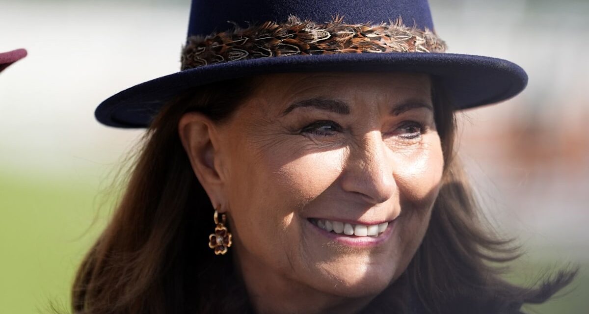 Le « power move » de Carole Middleton au festival de Cheltenham avec le chapeau de sa fille Kate – et un sac Hermès de 50 000 £