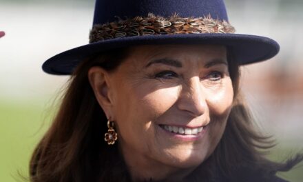 Le « power move » de Carole Middleton au festival de Cheltenham avec le chapeau de sa fille Kate – et un sac Hermès de 50 000 £