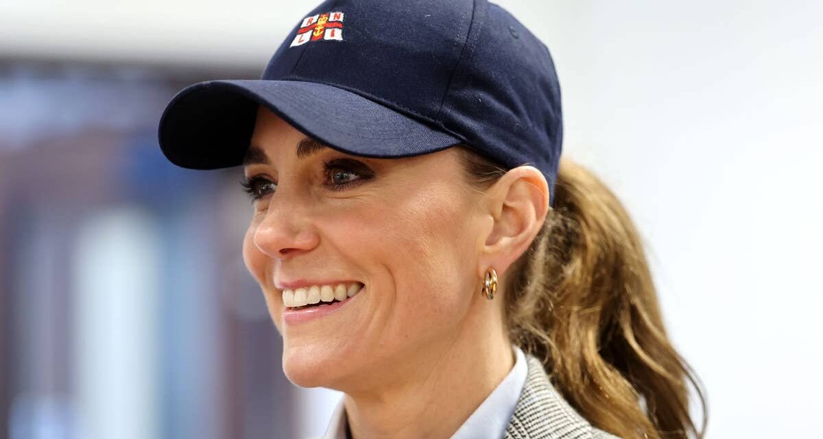 Kate Middleton arbore la queue de cheval « casquette » ultime, mettant en valeur la structure osseuse naturelle