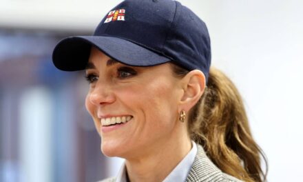 Kate Middleton arbore la queue de cheval « casquette » ultime, mettant en valeur la structure osseuse naturelle