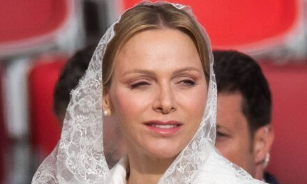 Pourquoi la princesse Charlène portait du blanc lors de la visite du pape Léon XIV alors que d&rsquo;autres membres de la famille royale de Monaco étaient interdits