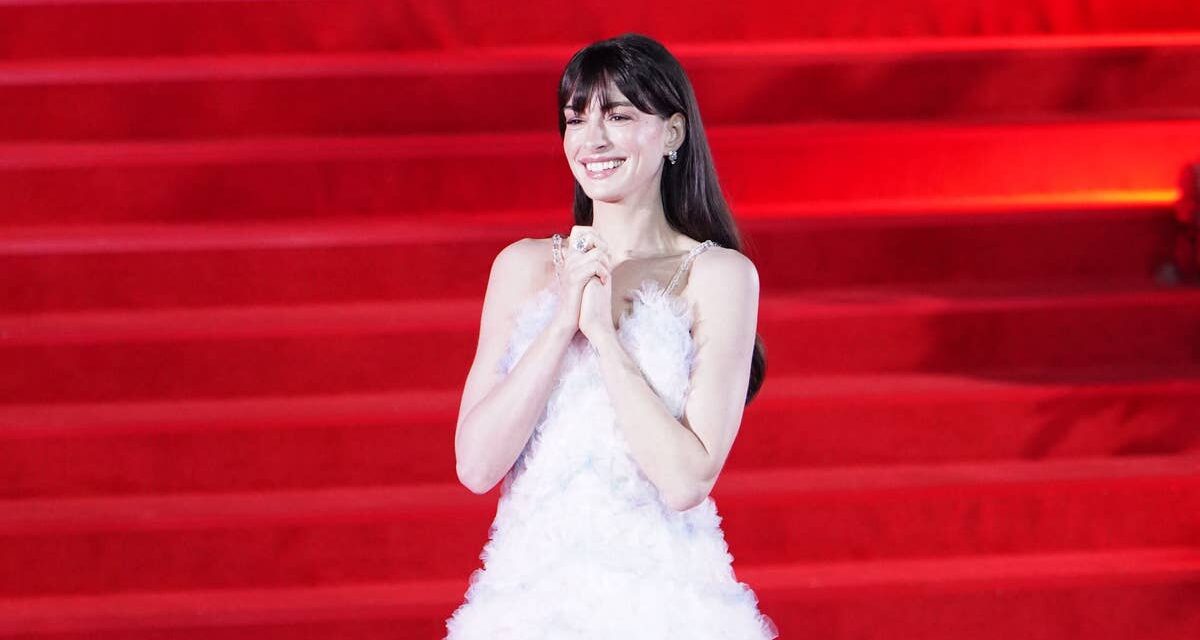 Anne Hathaway éblouit dans une robe sans manches à volants à Shanghai