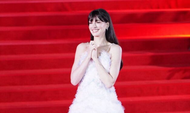 Anne Hathaway éblouit dans une robe sans manches à volants à Shanghai