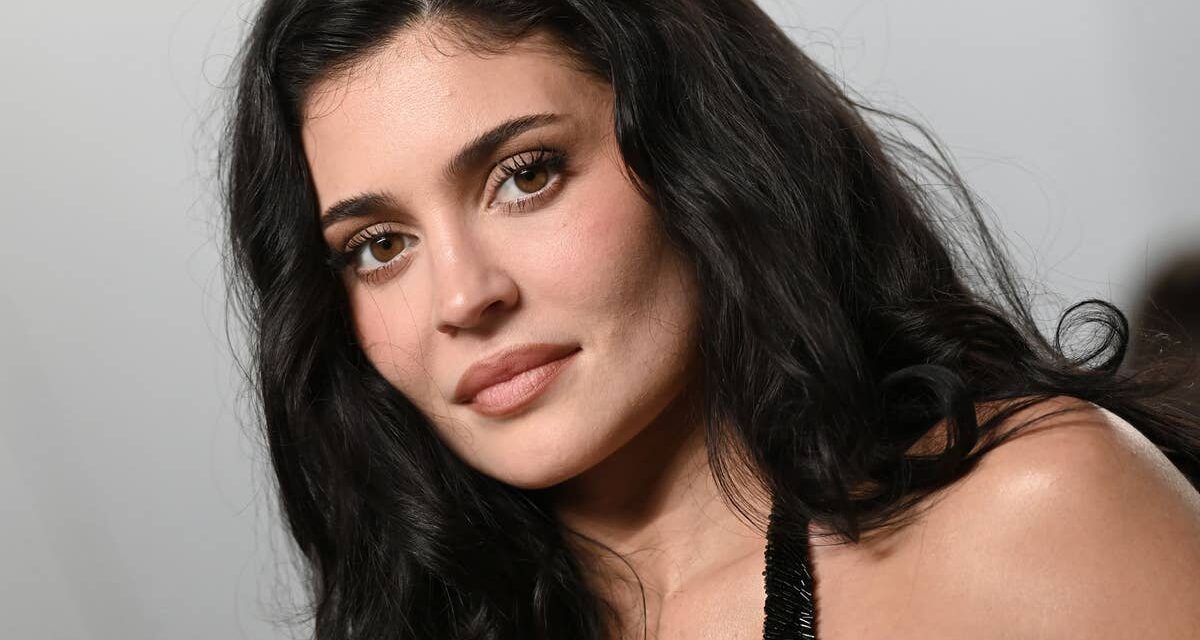 Kylie Jenner affiche ses abdos dans un petit haut blanc lors d&rsquo;un week-end ensoleillé à Coachella