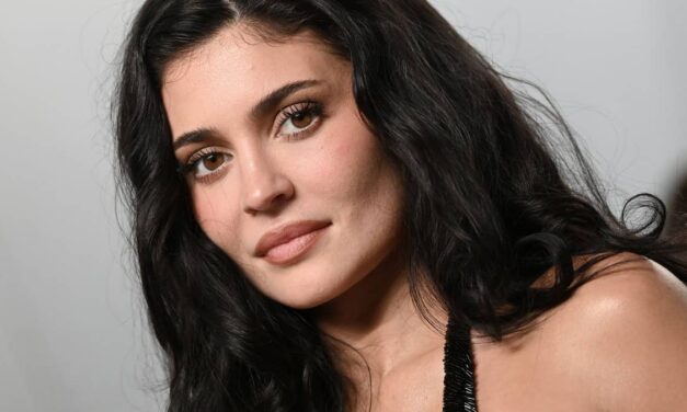 Kylie Jenner affiche ses abdos dans un petit haut blanc lors d&rsquo;un week-end ensoleillé à Coachella