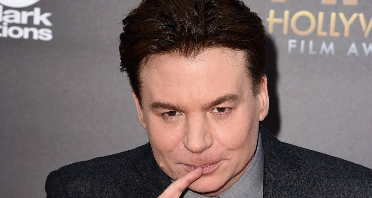 Mike Myers fait une rare apparition méconnaissable pour honorer Eddie Murphy aux AFI Life Achievement Awards