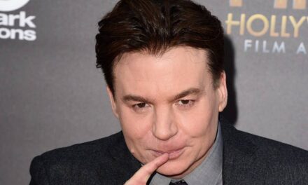 Mike Myers fait une rare apparition méconnaissable pour honorer Eddie Murphy aux AFI Life Achievement Awards