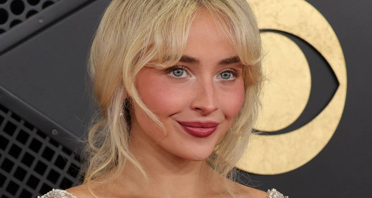 Sabrina Carpenter est la fille de plage ultime dans ses photos de maillots de bain les plus frappantes à ce jour