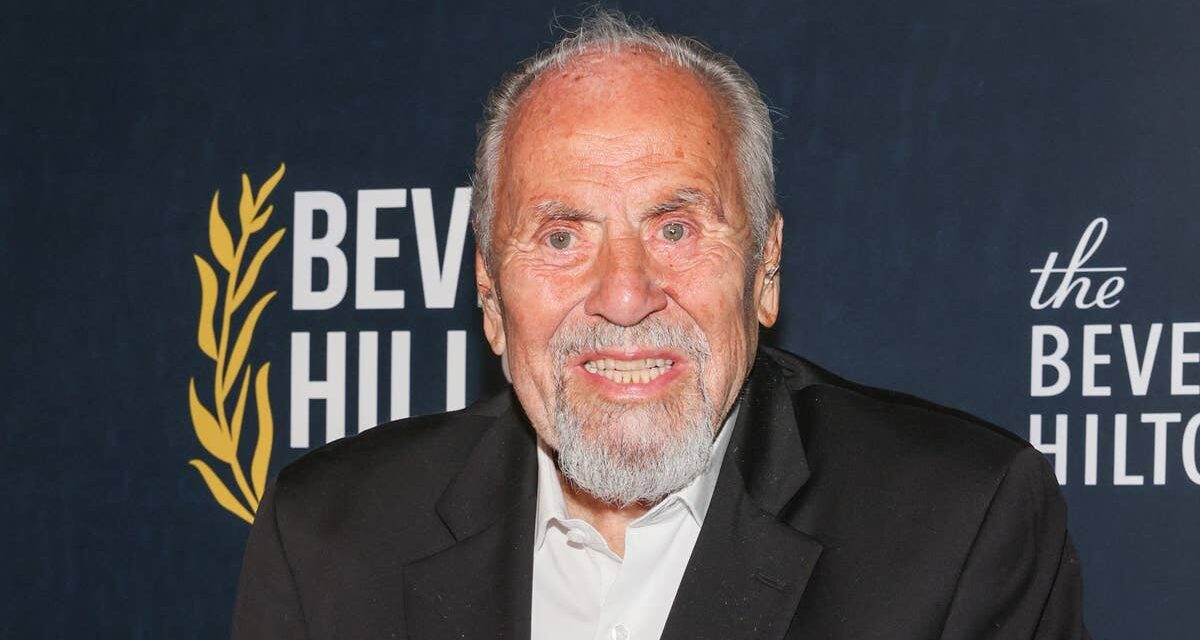 George Schlatter, 96 ans, soutenu par des amis célèbres pour son premier tapis rouge émouvant en 18 mois