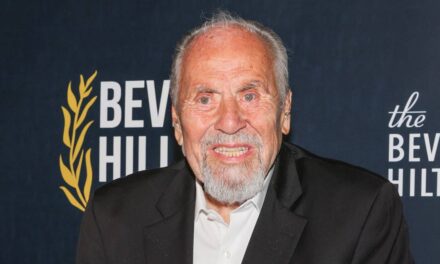 George Schlatter, 96 ans, soutenu par des amis célèbres pour son premier tapis rouge émouvant en 18 mois