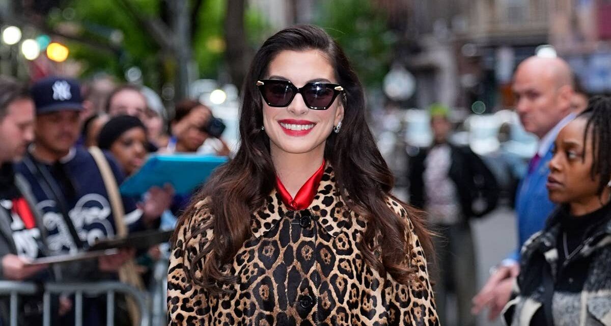 Anne Hathaway impressionne avec sa robe brûlante et ses talons vertigineux