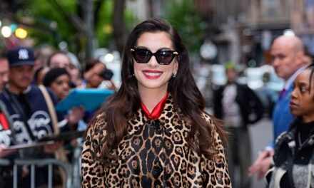 Anne Hathaway impressionne avec sa robe brûlante et ses talons vertigineux