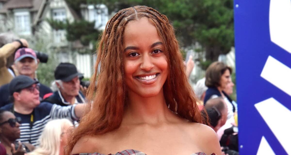 Malia Obama porte un débardeur noir et un jean baggy sans soutien-gorge pour une apparence discrète