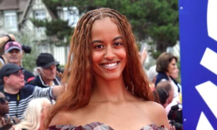 Malia Obama porte un débardeur noir et un jean baggy sans soutien-gorge pour une apparence discrète