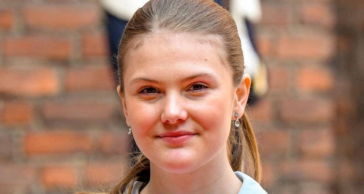 La princesse Estelle, 14 ans, a tellement grandi qu&rsquo;elle fait la révérence parfaite à l&rsquo;occasion du 80e anniversaire du roi Carl Gustaf – regardez