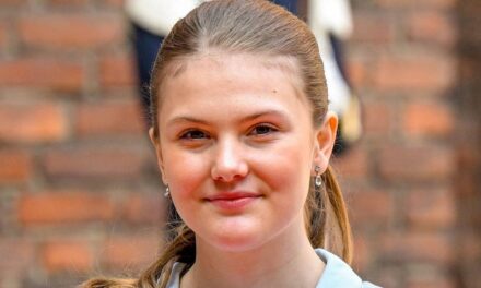 La princesse Estelle, 14 ans, a tellement grandi qu&rsquo;elle fait la révérence parfaite à l&rsquo;occasion du 80e anniversaire du roi Carl Gustaf – regardez